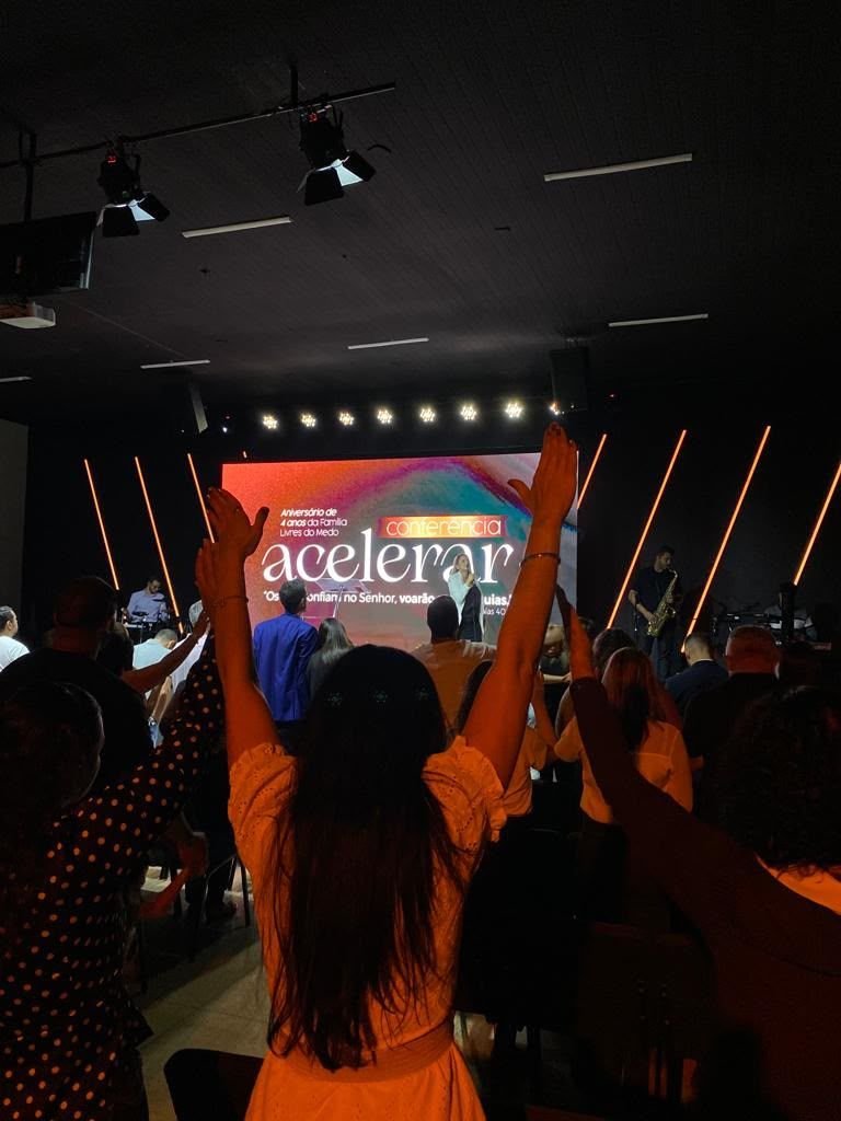 Congregação em adoração durante o culto